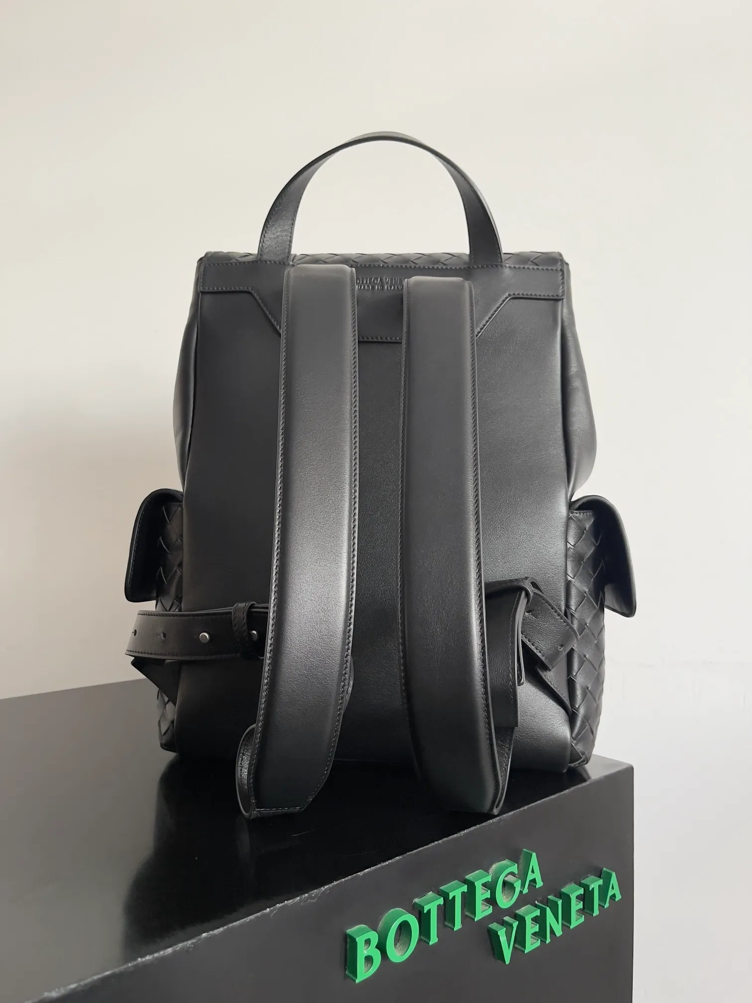 Batch 2560 Bottega Veneta's new Back To School backpack uses the iconic Intrecciato weaving leather process. Craftsmen use fine soft calfskin to weave it by hand. The weaving is tight and regular, and the texture is three-dimensional. The luster of the leather is super high-end, and the woven design of two different leathers creates a unique sense of layering. The flip-open design is equipped with two external flap pockets. It is super versatile whether it is for work, travel or daily life, and the capacity is also very practical.  The Back-To-School backpack is lighter than previous backpacks, and the space is large but not bulky. There are compartments for laptops and documents on the inner layer. The style is personalized, and it looks good and is easy to match. Carrying this backpack will double your chances of returning! Style number: 805971 Size: 39*31*14cm